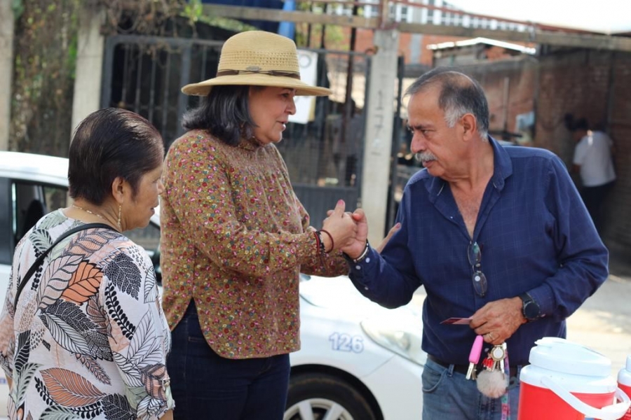 Inicia Mayela Salas campaña “Cero Polvo” en colonias de Uruapan