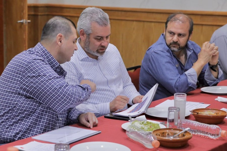 Propone Bedolla acciones para fortalecer a porcicultores michoacanos