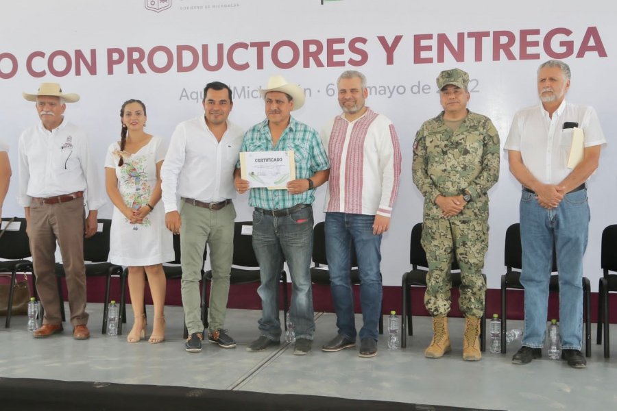 Entregan sementales para fortalecer al sector ganadero