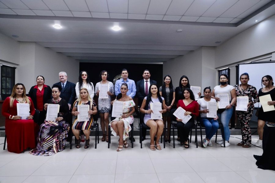 Nacho Campos entrega 14 actas de cambio de identidad 