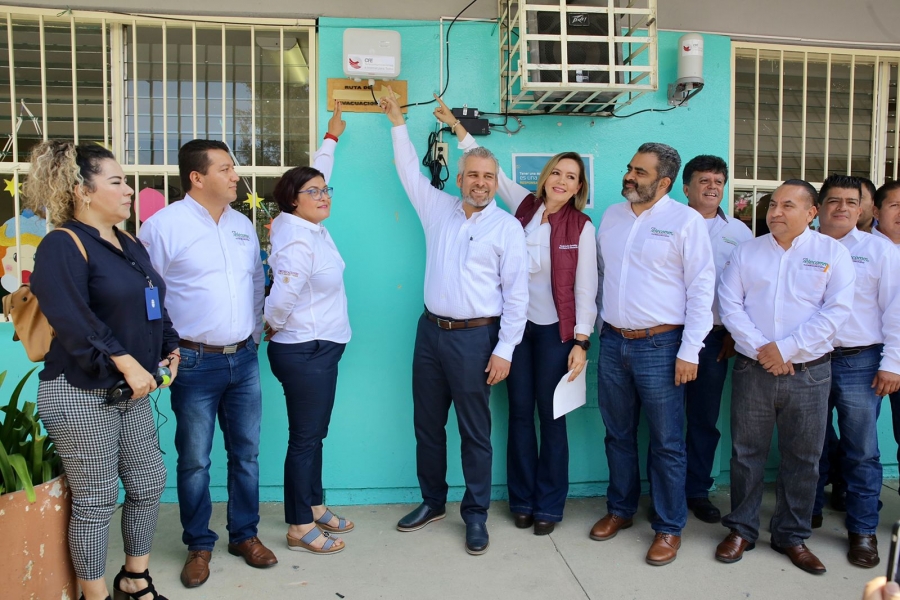 Arranca Bedolla programa para llevar internet a escuelas de Michoacán