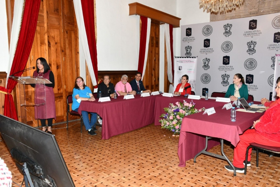 Organiza Lupita Díaz conversatorio dirigido a personas adultas mayores