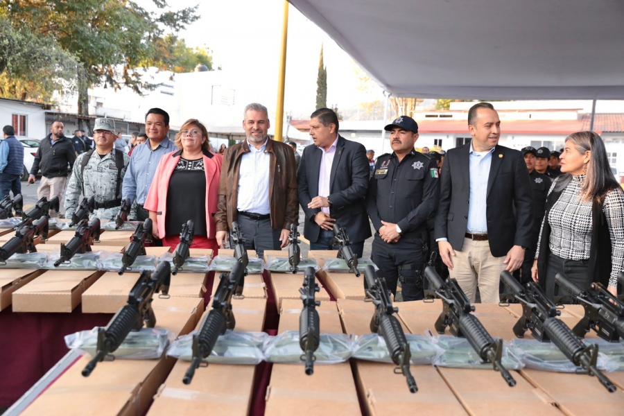 Entrega Bedolla armamento a policías municipales de Uruapan
