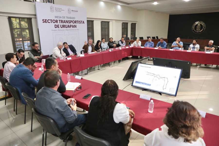 Bedolla presenta proyecto de cablebús a transportistas de Uruapan