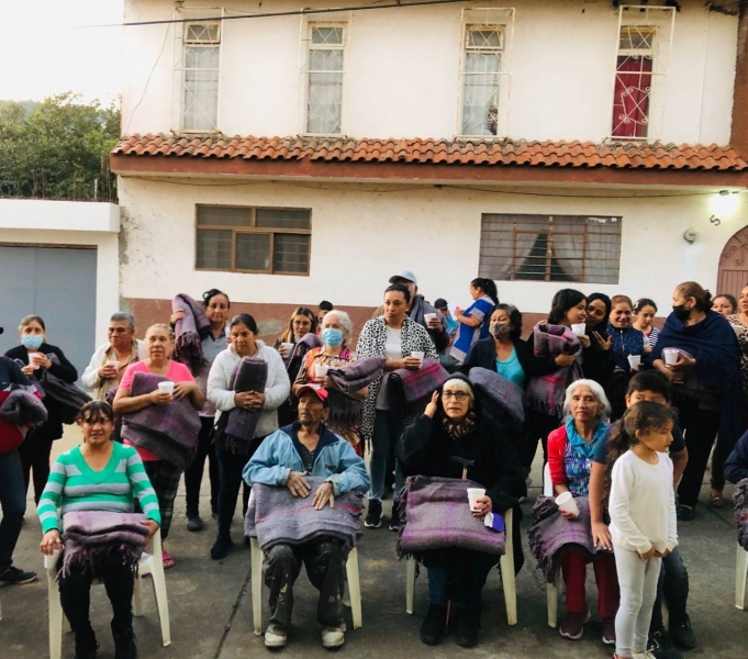 Se suma Mayela Salas a donación de cobijas en la zona norte de Uruapan