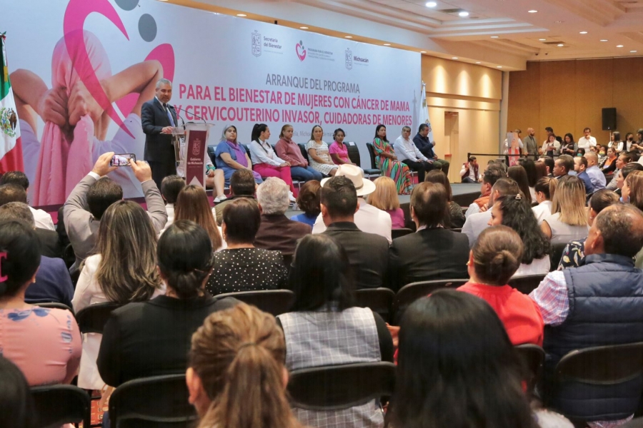 Bedolla entrega apoyos a mujeres que padecen cáncer; “no están solas”, alienta el gobernador