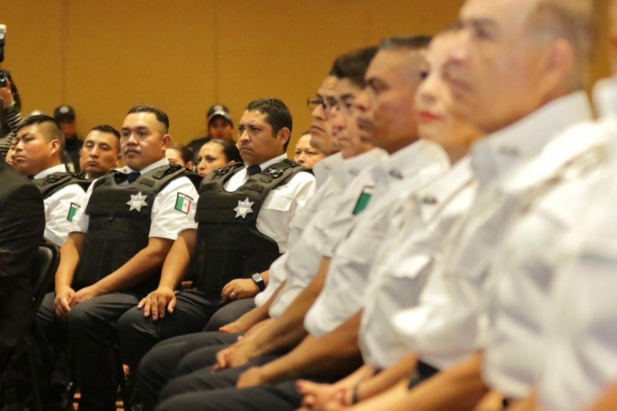 Entrega Bedolla uniformes y equipo a la Policía Auxiliar para reforzar la seguridad