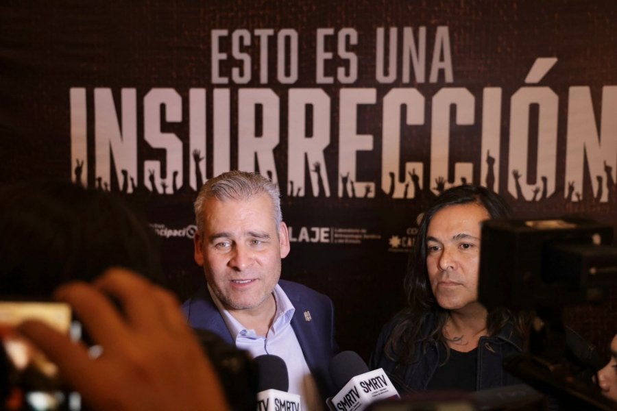 Asiste Bedolla a presentación de documental del SMRTV sobre autogobierno indígena