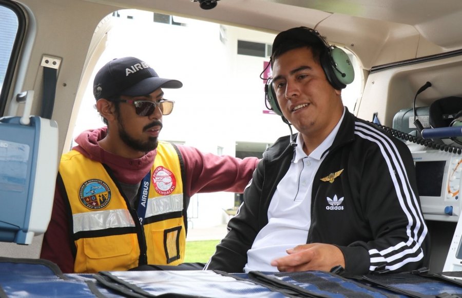 Nombra SSP a Néstor Daniel como piloto honorario de la institución