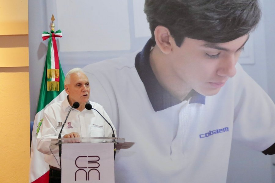 Entrega Bedolla reconocimientos a estudiantes de Cobaem