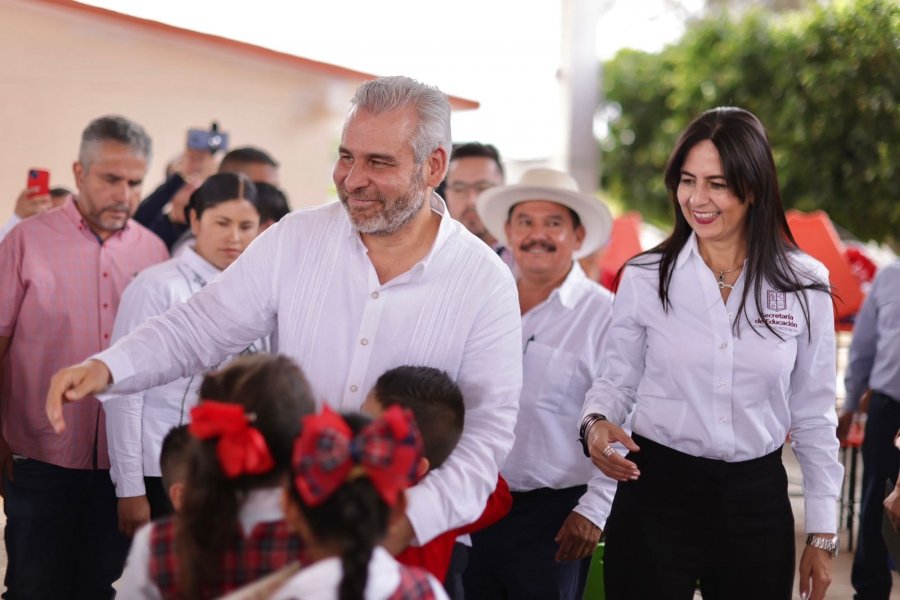 Bedolla beneficia escuelas de Los Reyes con más de 5 mdp en material educativo