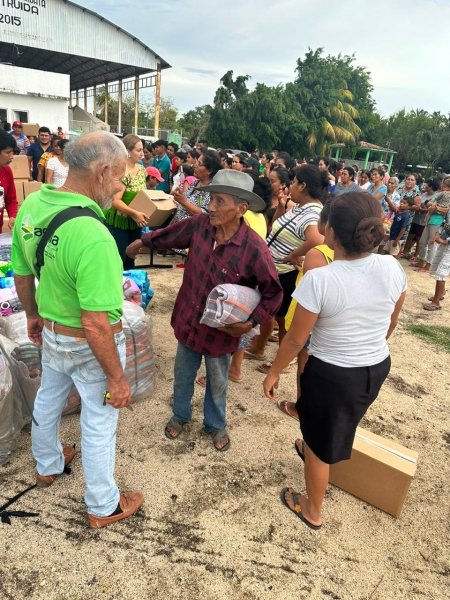 Gobierno de Michoacán entrega ayuda a familias afectadas por huracán Beatriz