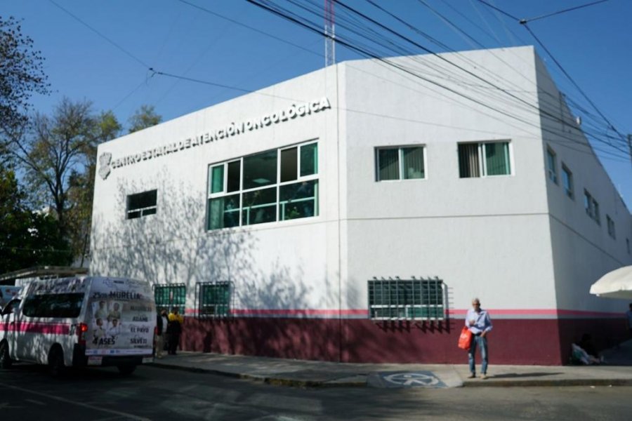 Moderno equipo de radioterapia para atender a personas con cáncer