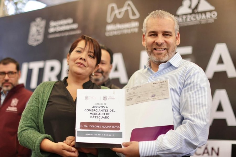 Cumple Bedolla, entrega apoyos a comerciantes reubicados del mercado de Pátzcuaro