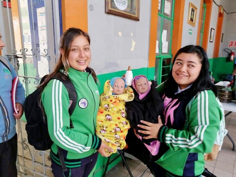 Bebés robot, la iniciativa del Cecytem para reducir el embarazo adolescente