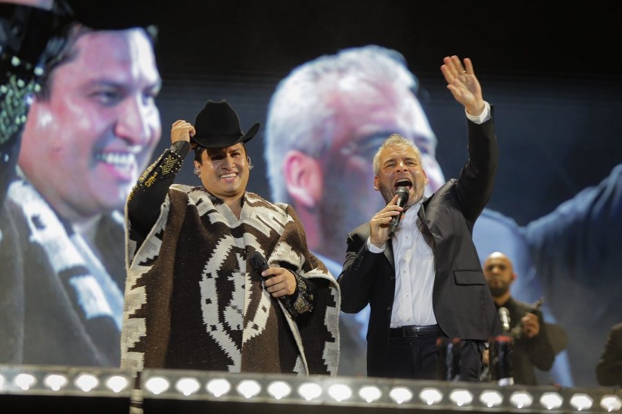 Regala Bedolla gabán de lana michoacano a Julión Álvarez