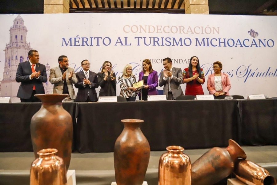 Para Ana Luz Compeán, Condecoración Mérito al Turismo Michoacano 2023