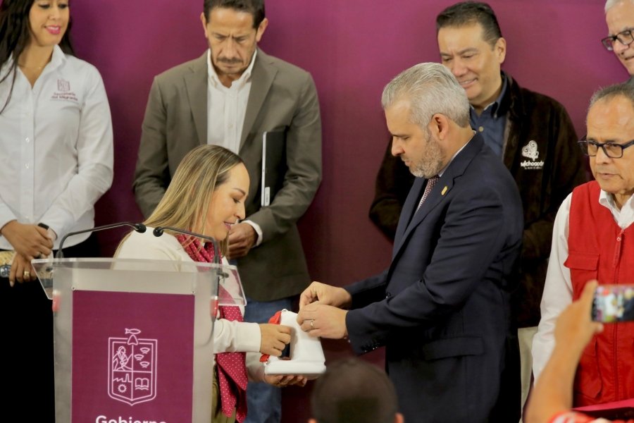 Encabeza Bedolla Colecta Anual de la Cruz Roja