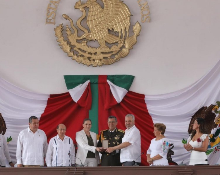 Asiste Bedolla a sesión del Congreso por entrega de presea Constitución de 1814, al Colegio Militar