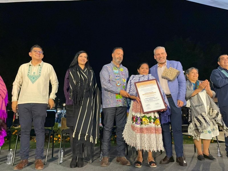 Artesana de Angahuan gana premio especial en concurso estatal