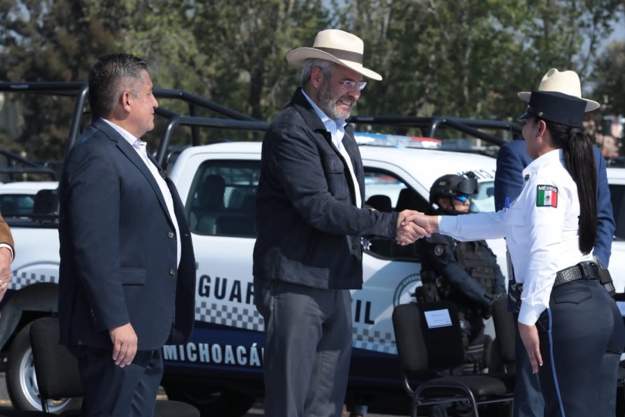 Refrenda Bedolla compromiso con la seguridad; entrega 116 patrullas