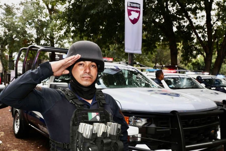 Con equipamiento, fortalece Bedolla la seguridad de 46 municipios y 7 comunidades