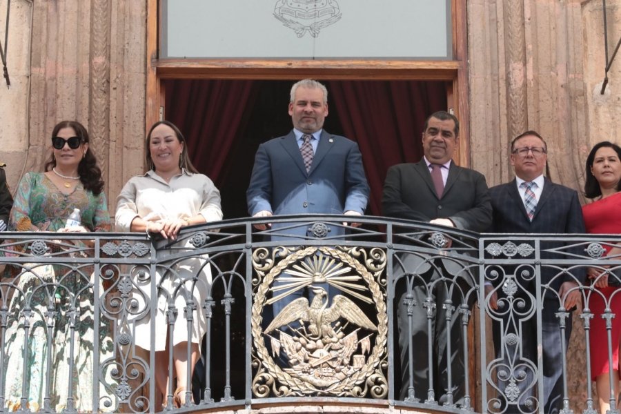 Bedolla y miles de michoacanos disfrutan desfile por el 113 Aniversario de la Revolución