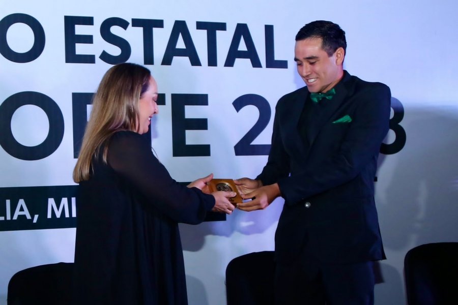 Grisel Tello entrega Premio Estatal del Deporte a Alfonso Aguilar Contreras
