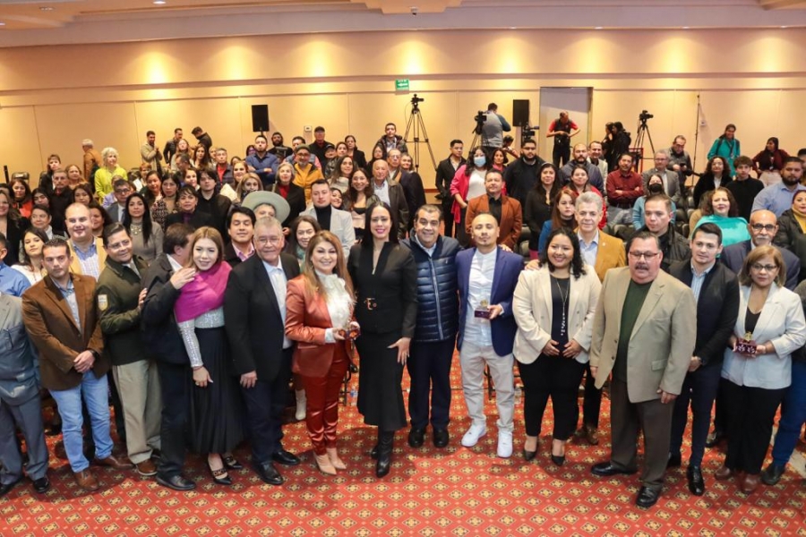 Michoacán reconoce a 20 migrantes por la contribución a sus comunidades