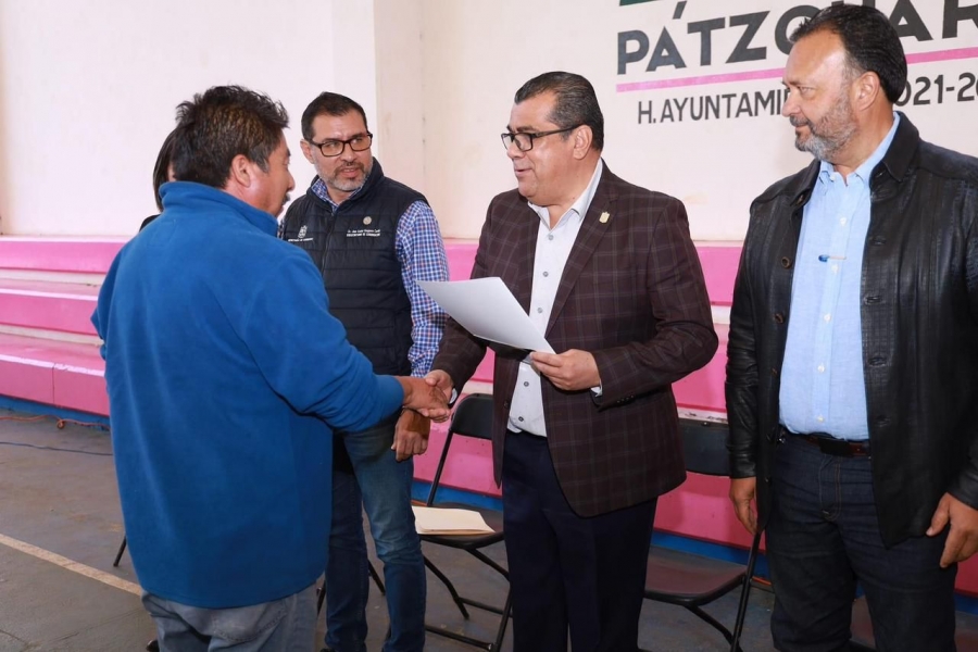 Entrega Elías Ibarra apoyos a comerciantes de Pátzcuaro por más de 1.1 mdp