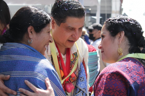 Con colorido desfile arrancó Tianguis Artesanal de Uruapan