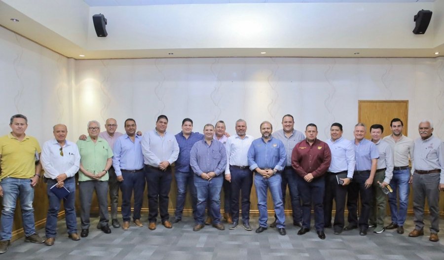 Propone Bedolla acciones para fortalecer a porcicultores michoacanos