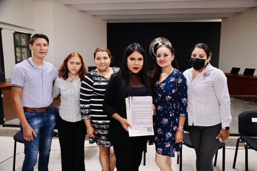 Nacho Campos entrega 14 actas de cambio de identidad 