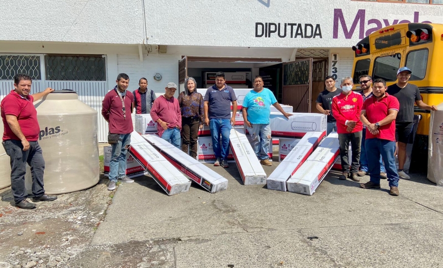 Beneficia Mayela Salas a más de 50 familias con entrega de calentadores solares