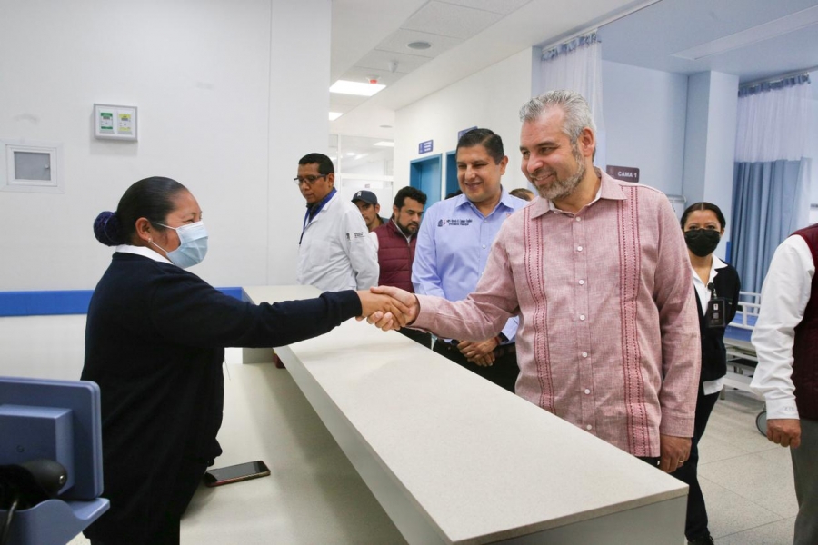 Inaugura Bedolla Centro de Salud en Uruapan