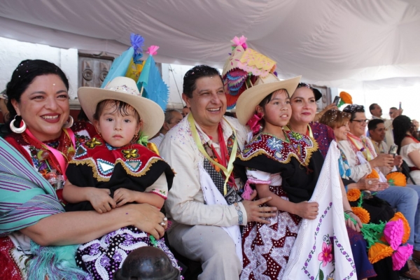 Con colorido desfile arrancó Tianguis Artesanal de Uruapan