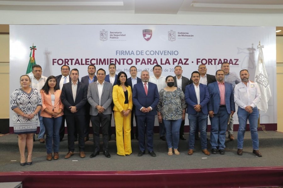 Bedolla firma convenio con 19 municipios que se suman al Fortapaz