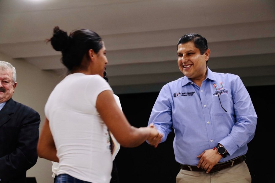 Nacho Campos entrega 14 actas de cambio de identidad 
