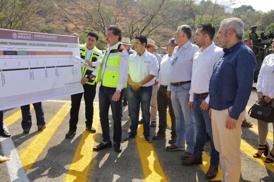 Inaugura Bedolla rehabilitación de tramo carretero en Chinicuila