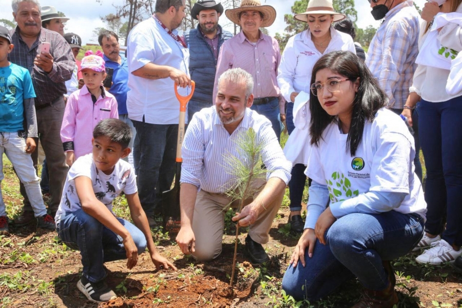 Firma Bedolla primera declaratoria de Zona de Restauración Ambiental en el cerro El Cobrero